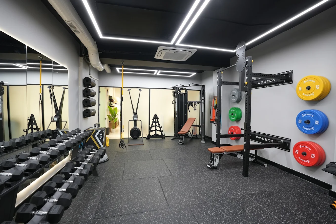Serbest ağırlıklar ve kuvvet ekipmanlarıyla Focus On Momentum fitness stüdyosu