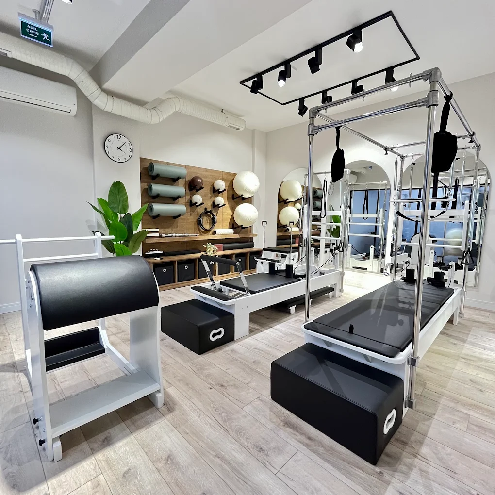 Aydınlık reformer pilates stüdyosu ve pilates ekipmanları